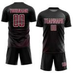 Zwarte geometrische aangepaste voetbalshirt met karmozijnrode en witte uniforme lijnen en sublimatie Zwarte geometrische aangepaste voetbalshirt met karmozijnrode en witte uniforme lijnen en sublimatie