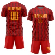 Aangepast voetbaluniform Rood shirt Sublimatie Goud Aangepast voetbaluniform Rood shirt Sublimatie Goud