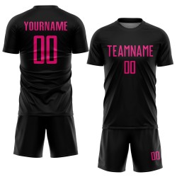 Sublimatie van een op maat gemaakt, zwart voetbalshirt in roze kleur